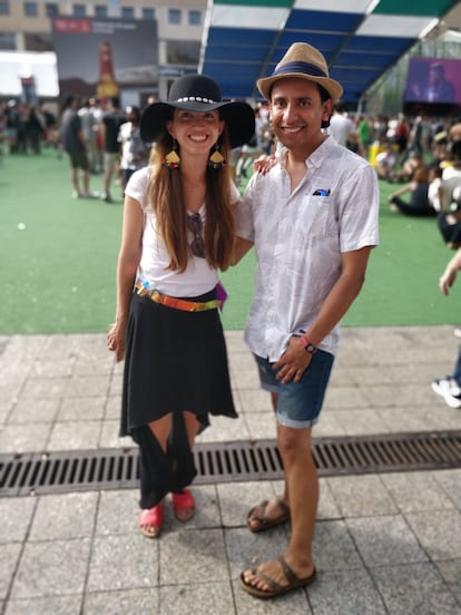 La comodidad siempre tiene que ser un valor cuando vas de festival. En esta imagen se cruzan el hippismo con Andalucía. Y lo único que se salvan son los sombreros. Bueno... solo el de ella.