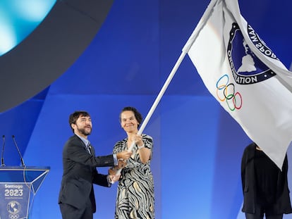 El alcalde de Barranquilla, Jaime Pumarejo, y la ministra de Deporte de Colombia, Astrid Rodríguez, sujetan la bandera de la Organización Deportiva Panamericana, en Santiago (Chile), el 5 de noviembre de 2023.