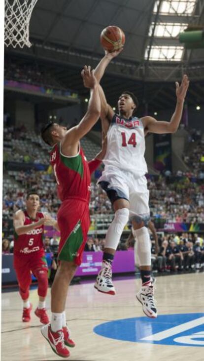 Anthony Davis, a punto de encestar en el partido contra M&eacute;xico.