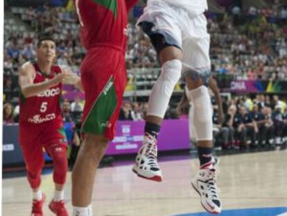 Anthony Davis, a punto de encestar en el partido contra M&eacute;xico.