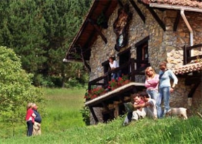 La casa rural Txopebenta, en Gautegiz-Arteaga (Vizcaya), fue pionera en este tipo de alojamiento en el País Vasco. En su caserío del siglo XIX se ofrecen cinco habitaciones dobles (41 euros) y una triple.