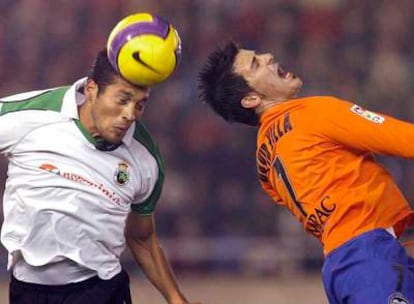 Garay cabecea ante Villa.