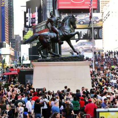 'Rumors of War' (2019), de Kehinde Wiley, en Times Square