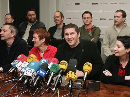 En primer término, de izquierda a derecha, Joseba Permach, Rakel Peña, Arnaldo Otegi y Jone Goirizelaia.