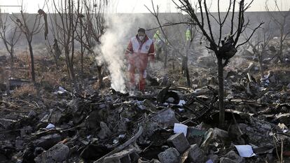A queda do avião ucraniano no Irã, em imagens