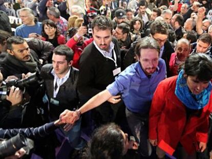 Teresa Rodríguez camina delante de Iglesias y Errejón.
