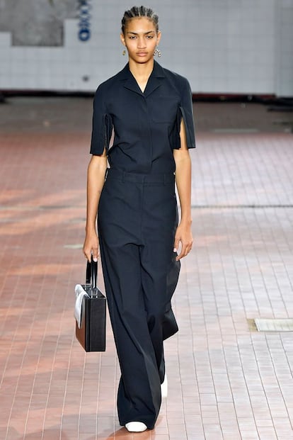 O en versión minimalista como esta de Jil Sander en la primavera de 2019. Uno de los años más entusiastas en el rescate del mono de trabajo como tendencia primaveral.