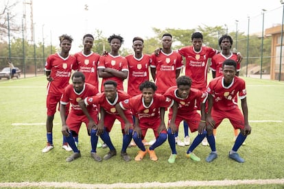 Equipo de fútbol integrado por jóvenes refugiados sudaneses residentes en el campo de acogida de Hamdallaye y procedentes de la región en conflicto de Darfur en un campo anexo al estadio Seyni Kountché de Niamey. La posibilidad de practicar deporte es una válvula de escape para chavales que llevan hasta cuatro años esperando para su recolocación en algún país europeo una vez que han recibido el estatuto de refugiados, un proceso lento que se ha visto bloqueado durante el último año y medio a causa de la pandemia de covid-19.