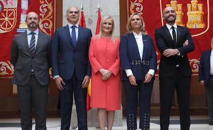 De izquierda a derecha, Pedro Roll&aacute;n, Enrique Ruiz, Cristina Cifuentes, Rosal&iacute;a Gonzalo y Jaime de los Santos, hoy en la toma de posesi&oacute;n. 