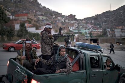 Un grupo de combatientes talibanes en una camioneta en Kabul, el pasado 19 de septiembre.
