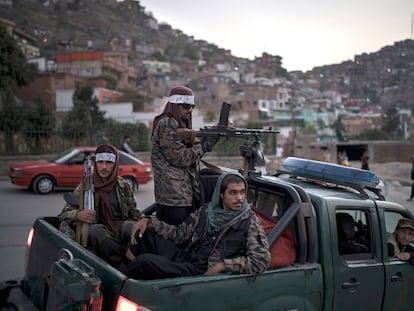 Un grupo de combatientes talibanes en una camioneta en Kabul, el pasado 19 de septiembre.