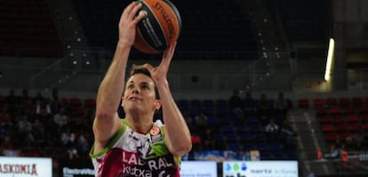 El jugador baskonista Thomas Heurtel lanza una pelota este jueves en el partido disputado contra el Estrella Roja. 