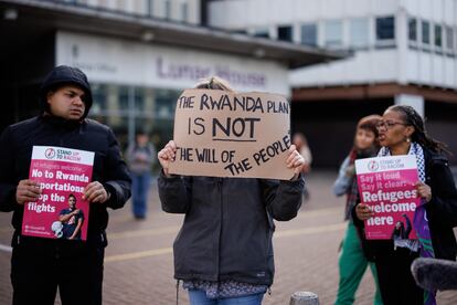 Protesta en Londres contra las deportaciones de migrantes a Ruanda.