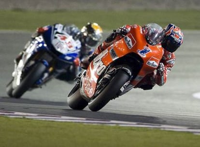 Casey Stoner lidera la carrera de MotoGP, seguido por Jorge Lorenzo.