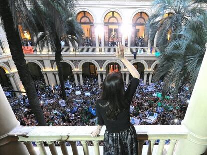 Crsitina Kirchner acena na Casa Rosada.