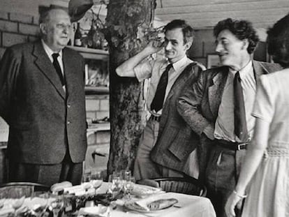 Desde la izquierda, Derain, Balthus, Alberto y Annette Giacometti, en los cincuenta.
