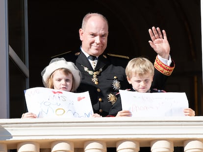 Alberto de Mónaco, junto a los mellizos Gabriella y Jacques, durante los actos de conmemoración del día de la fiesta nacional del Principado.