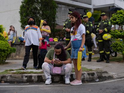 Seguidores de Rodolfo Hernández reaccionan a los resultados de la elección.