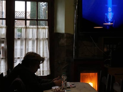 Retrato de una mujer sentada a la mesa de un bar.