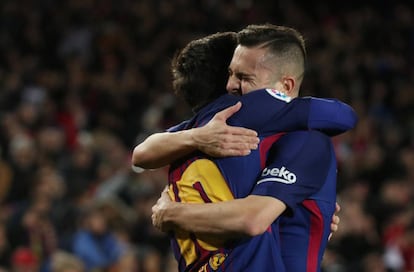 Messi y Alba celebran la consecuci&oacute;n del segundo gol. 