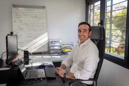 El empresario Carlos Prieto, que invierte en inmuebles 'tokenizados' en su despacho de Sevilla. 