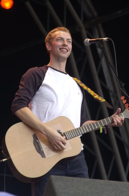 Chris Martin en un concierto de Coldplay en Inglaterra en 2000. Tenía 22 años y el grupo acababa de editar su primer disco, 'Parachutes'.

