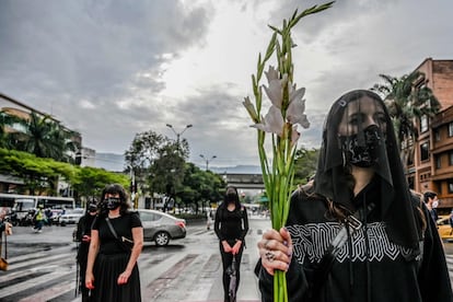 Mujeres participan en una protesta, en Medellín, Colombia.