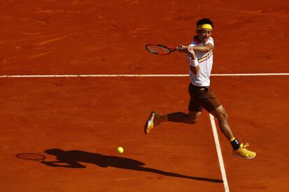 En la segunda manga Nadal le lanzó otros dos crochets a la mandíbula y terminó desesperado de pura impotencia. El número le acorraló, le apuntilló y se hizo con un título que transmite muchas cosas. En la imagen, Kei Nishikori devuelve la pelota a Nadal.