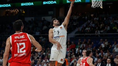 El base argentino del Real Madrid Facundo Campazzo (centro) entra a canasta ante el alero serbio del Estrella Roja Nikola Kalinic (izquierda) este jueves.
