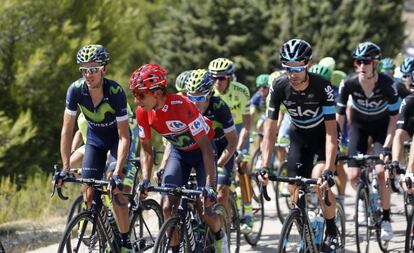 El pelotón de La Vuelta comandado por Nairo Quintana (de rojo).