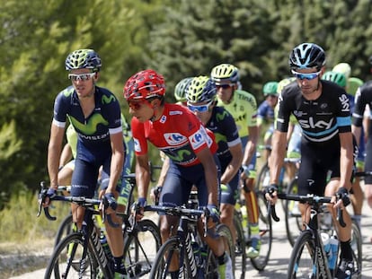 El pelotón de La Vuelta comandado por Nairo Quintana (de rojo).