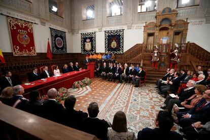 Los Reyes acompañados por el alcalde de Alcalá de Henares, Javier Rodríguez (i); el presidente del Gobierno, Mariano Rajoy (2i); la presidenta de la Comunidad de Madrid, Cristina Cifuentes (5i); el rector de la Universidad de Alcalá de Henares, José Vicente Sanz (6i), y el secretario de Estado de Cultura, Fernando Benzo (7i), escuchan la intervención del ministro de Educación, Íñigo Méndez de Vigo.