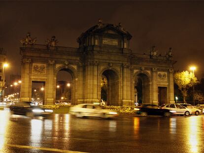 La Puerta de Alcalá, sin iluminación durante la convocatoria de <i>La Hora del Planeta. </i>