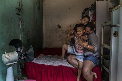 <p>Pamela vive en un apartamento de una habitación en la favela de Mangueira en Río de Janeiro, Brasil.</p>
<p>Las mujeres, que suelen ser las que llevan los ingresos a los hogares, son las que cuidan a los niños y a los ancianos, y a menudo participan en iniciativas para mejorar sus comunidades.</p>