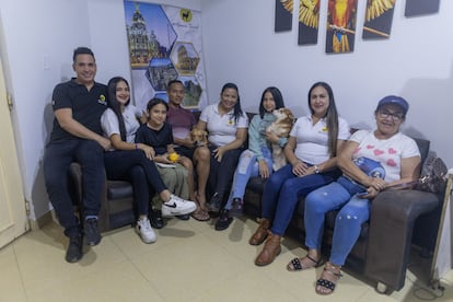 La familia Blanco en sus oficinas de Lima, (Perú).