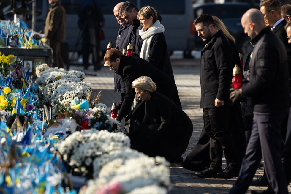 El presidente de Ucrania, Volodímir Zelenski, y la presidenta de la Comisión Europea, Ursula von der Leyen, este lunes en la Plaza de la Independencia de Kiev. 