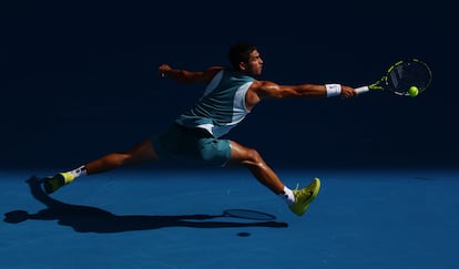 Carlos Alcaraz devuelve la pelota de revés durante el partido contra Paul en la Rod Laver Arena.