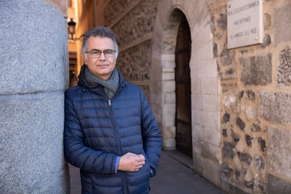 Il ricercatore e divulgatore di storia dell'arte Miguel Sobrino, in Plaza de la Villa a Madrid, nel 2019.