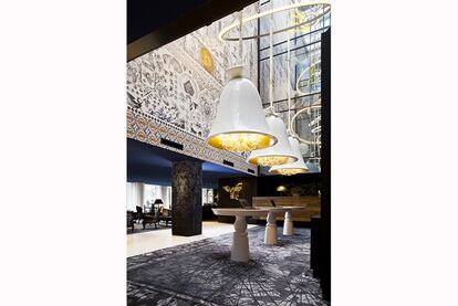 El 'lobby' del hotel Andaz, establecimiento que se encuentra al borde de uno de los canales más famosos y encantadores de Ámsterdam, el Prinsengracht. El hotel se abrió en octubre de 2012 y es una de las obras emblemáticas de Marcel Wanders.