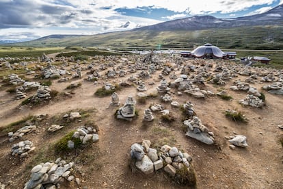 Autopista del Ártico (Noruega). En cualquier otro país, la autopista del Ártico —la principal vía de comunicación del interior entre el norte y el sur de Noruega, también conocida como la E6— sería aplaudida por sus paisajes, y con razón. Pero al compararla con la bellísima carretera costera de Kystriksveien, siempre se queda corta. La autopista del Ártico tiene más tráfico y es la ruta más rápida entre el norte y el sur, pero también traza un camino espectacular entre las montañas que separan Noruega de Suecia y aquellas que protegen el interior de la costa. Hay muchas maravillas: aldeas tranquilas; bosques de pinos aferrados a montañas escarpadas; y fiordos inesperados que no son menos bonitos porque nadie, salvo los lugareños, sepa su nombre. Las paradas a lo largo de esta ruta incluyen las cascadas de Laksforsen, la pared de hielo encarada al este del parque nacional Saltfjellet-Svartisen, y el Círculo Polar Ártico (en la foto), en un valle indómito y nevado. Si es posible, se deben recorrer las dos. Inicio: Trondheim. Final: Fauske. Distancia: 650 kilómetros.

