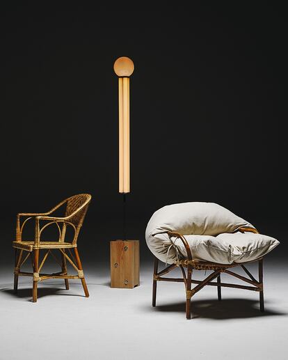 Lámpara antropomórfica diseñada por Lucas Muñoz Muñoz y sillas de caña (similares a las que había en el salón de los retratos).