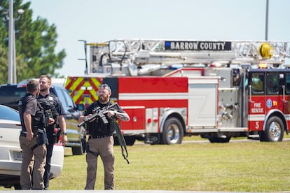 Oficiales llevan rifles de asalto en los alrededores de la escuela secundaria Apalachee en Winder (Georgia), donde un chico de 14 años abrió fuego este miércoles en un pasillo.