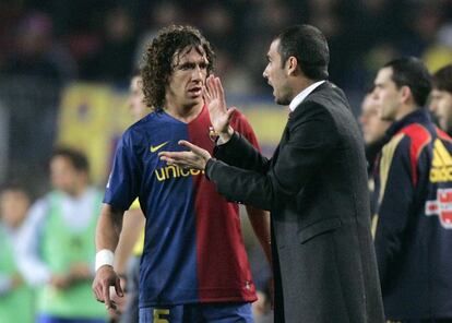 Guardiola, entrenador del Barça, da instrucciones a Puyol en el Camp Nou.