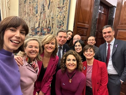 Pedro Sánchez posa con diez ministros socialistas, este miércoles, en los pasillos del Congreso, con motivo del 8-M.