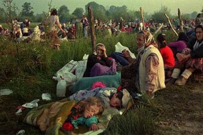 Refugiadas de Srebrenica, acampada a la intemperie cerce del aeropuerto de Tuzla, en 1995