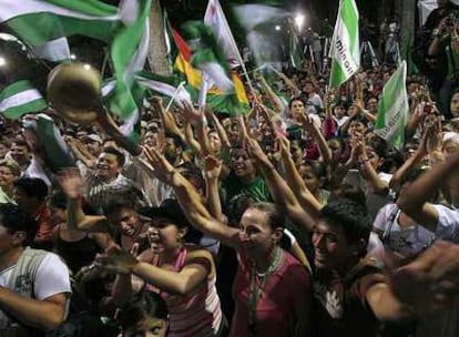 Partidarios del gobernador de Santa Cruz, Rubén Costas, celebran la victoria en las urnas.