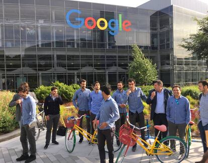 Delegação da Real Sociedad com bicicletas no campus do Google.