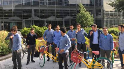 Una representación de la Real Sociedad con las emblemáticas bicicletas en el campus de Google.