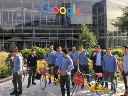 Delegação da Real Sociedad com bicicletas no campus do Google.