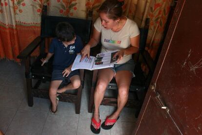 En la misma casa en la que vive Seliandry Rodríguez, en el barrio La Lucha, en el este de Caracas, estudian los dos hijos de su hermana, Carolina Castelin, en la imagen. Ella dice que no ha encontrado la manera de explicarle al más grande qué son los mestizos, los zambos y los mulatos, asignaciones de quinto grado sobre la historia del descubrimiento de América.